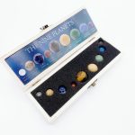 Miniaturmodell des Sonnensystems mit neun Planeten in einer weißen Aufbewahrungsbox, ideal für Bildung und Dekoration.