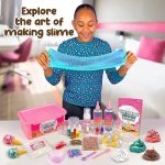 Kind macht Spaß mit buntem Schleim-Set, das verschiedene Farben und Zubehör enthält, ideal für kreative Wissenschaftsprojekte und DIY-Kunst für Kinder.
