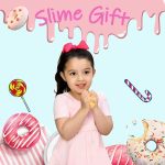 Niedliches Mädchen hält gelben Schleim in den Händen, umgeben von bunten Donuts und Süßigkeiten, mit dem Text "Slime Gift" im Hintergrund. Perfekt für wissenschaftliche Geschenke und Dekoratione.