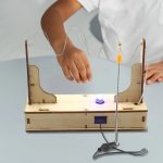 Interaktives Elektro-Experimentier-Set mit Kabeln, Batterie und Schaltkreis für Kinder zum Lernen und Experimentieren.