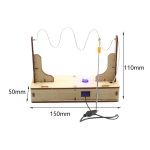 Wissenschaftliches Experiment mit Holzbasis, Draht und LED-Licht, zeigt physikalische Prinzipien der Elektrizität und Spannung.