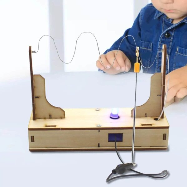 Wissenschaftliches Experimentier-Set mit Hochspannung, das eine elektrische Schaltung mit einer Glühbirne und Drähten zeigt, ideal für Bildungszwecke und wissenschaftliche Demonstrationen.