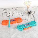Interaktives magnetisches Wissenschaftsspielzeug mit bunten Metallstäben und Basis, ideal für Kinder zum Lernen und Experimentieren.