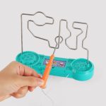Interaktives Wissenschafts-Gadget mit Metall-Formen und Handgriff, ideal für Kinder zum Erforschen physikalischer Prinzipien.