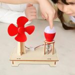 Interaktives Windkraft- und Lichtprojekt für Kinder mit Mini-Windrad und LED-Licht, ideal für Bildungszwecke und Wissenschaftsunterricht.
