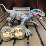Realistisches Dinosaurier-Spielzeug mit Fossilien-Attrappe, ideal für Wissenschafts- und Dekorationszwecke, detailreich gestaltet.