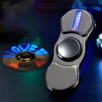 Moderner Fidget Spinner mit blauer LED-Beleuchtung, ideal für Stressabbau und Konzentration, auf dunklem Hintergrund.