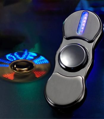 Moderner Fidget Spinner mit blauer LED-Beleuchtung, ideal für Stressabbau und Konzentration, auf dunklem Hintergrund.