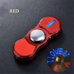Roter Fidget Spinner mit blauer LED-Beleuchtung, ideal für Stressabbau und Konzentrationsförderung, auf schwarzem Hintergrund.