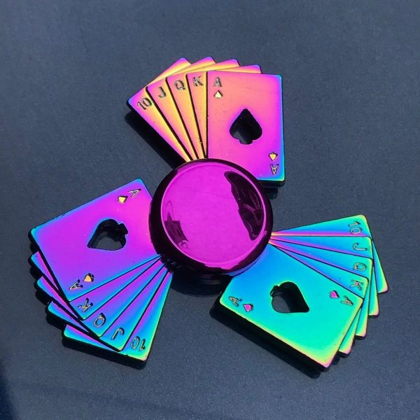 Holographische Spielkarten mit Herz- und Pik-Symbolen, umgeben von einer pinken Kristallkugel auf dunklem Hintergrund.