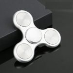 Moderner Metall-Fidget Spinner in Schwarz-Weiß-Design, ideal für Stressabbau und Konzentrationsförderung, perfekt als wissenschaftliches Gadget oder Dekorationsobjekt.