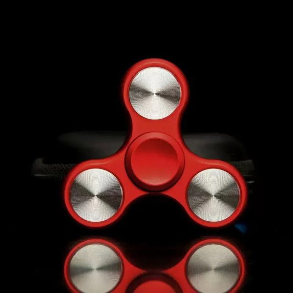 Hochwertiger Fidget Spinner aus Metall und Kunststoff in Rot, ideal für Stressabbau und Konzentrationsförderung, perfekt als wissenschaftliches Gadget und Dekoration.