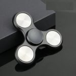 Moderner Fidget Spinner aus schwarzem Kunststoff mit silbernen Ringen, ideal für Stressabbau und Konzentrationsförderung.