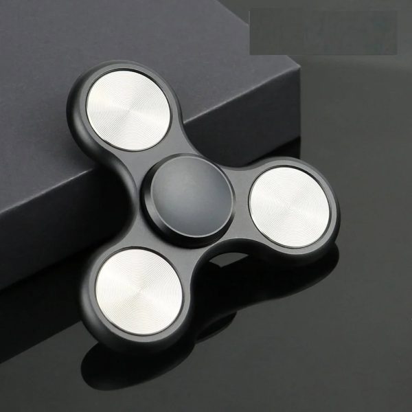 Moderner Fidget Spinner aus schwarzem Kunststoff mit silbernen Ringen, ideal für Stressabbau und Konzentrationsförderung.