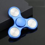 Blaues Fidget-Spinner-Spielzeug mit drei Armen und silbernen Ringen, ideal für Stressabbau und Konzentrationsförderung.
