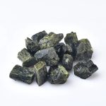 Verschiedene grüne und schwarze Mineralsteine, ideal für wissenschaftliche Experimente und Dekoration.