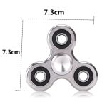 Hochwertiger Metall-Fidget-Spinner mit drei Kugellagern, ideal für Stressabbau und Konzentration, Maße: 7,3 cm x 7,3 cm.