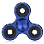 Blaues Fidget-Spinner-Spielzeug mit drei Armen, ideal zur Stresslinderung und Konzentrationsförderung. Perfekt für Kinder und Erwachsene, die Ruhe und Fokus suchen.