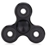 Moderner Fidget Spinner aus schwarzem Kunststoff mit drei Armen, ideal für Stressabbau und Konzentrationsförderung. Perfekt als wissenschaftliches Gadget und Dekoration.