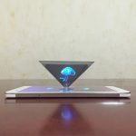Interaktive holographische Quallen-Darstellung auf einem Smartphone, die einen faszinierenden visuellen Effekt erzeugt.