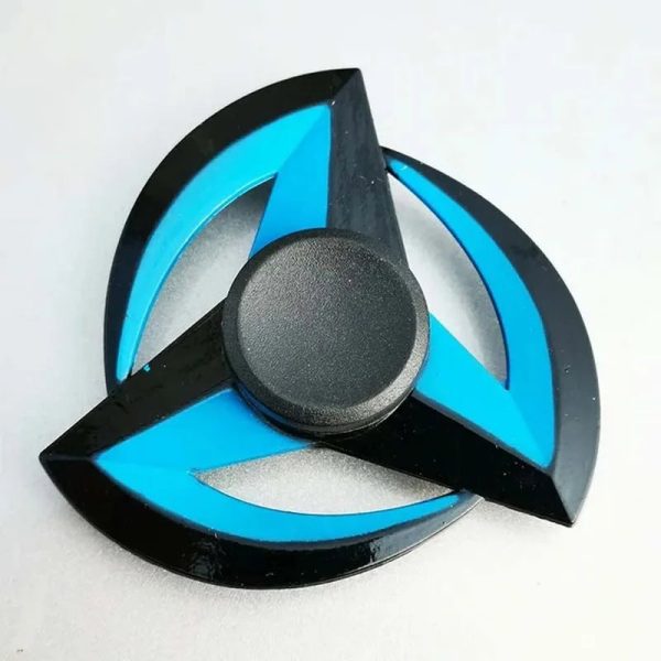 Kunststoff-Dreifachspinner mit blauen Akzenten, ideal für Stressabbau und Konzentrationsförderung. Perfektes wissenschaftliches Gadget für Kinder und Erwachsene.