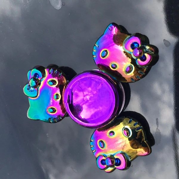 Bunte, reflektierende Hello Kitty Magnetfigur mit holographischem Effekt, ideal als Dekoration oder Sammlerstück.