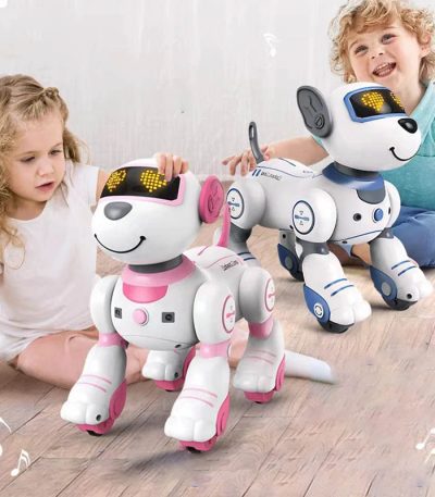 Zwei interaktive Roboter-Hunde für Kinder, einer in Pink und Weiß, der andere in Blau und Weiß, mit leuchtenden Augen und beweglichen Gliedmaßen, ideal für Spiel und Lernen.
