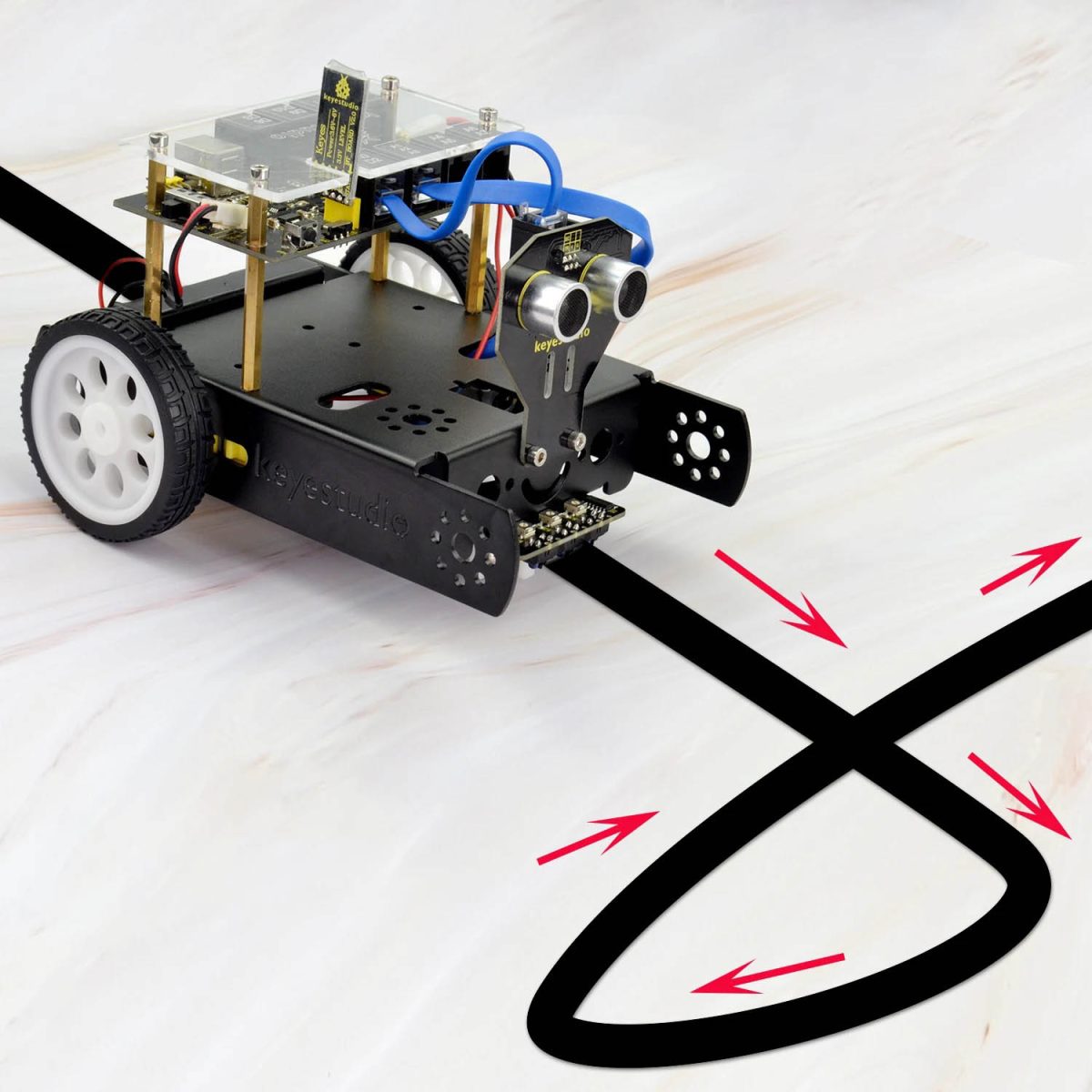Kleiner Wissenschaftsroboter auf weißem Hintergrund, der Linien auf dem Boden folgt, mit sichtbaren Sensoren und elektronischen Komponenten.