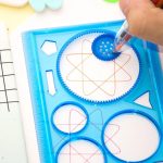 Wissenschaftliches Zeichen- und Lernset mit geometrischen Formen und Stiften, ideal für Kinder und Schüler zum kreativen Lernen und Experimentieren.