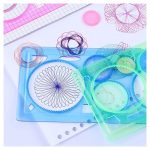 Bunte geometrische Schablonen und Zirkel für wissenschaftliche und kreative Projekte, ideal für Schüler und Lehrer.