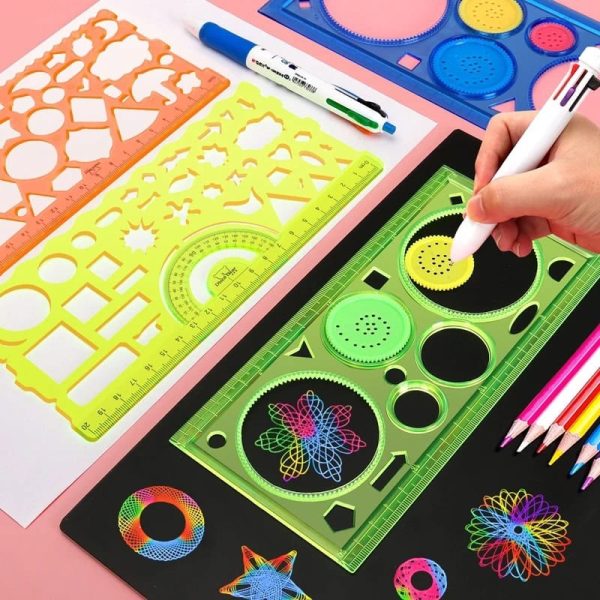 Bunte geometrische Zeichen- und Zeichenwerkzeuge, inklusive Lineale, Schablonen und Marker, ideal für kreative wissenschaftliche und technische Projekte.
