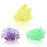 Bunte Kristalle aus Steinsalz in Gelb, Lila und Grün, ideal für wissenschaftliche Dekorationen und Experimente.