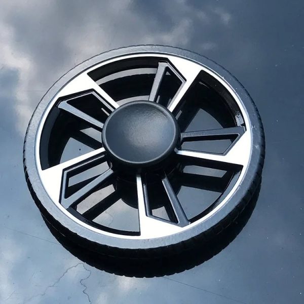 Wissenschaftliches Objekt, das wie ein Rad oder eine mechanische Komponente aussieht, auf dunklem, reflektierendem Hintergrund. Perfekt für Dekorationen im wissenschaftlichen Stil.
