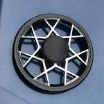 Ein detailliertes Modell eines Raumfahrt-Objekts mit schwarzen und weißen Elementen, ideal für Wissenschafts- und Dekorationszwecke.