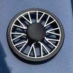 Rundes wissenschaftliches Rad mit weißen Linien auf schwarzem Hintergrund, ideal für Experimente und Dekorationen in wissenschaftlichen Einrichtungen.