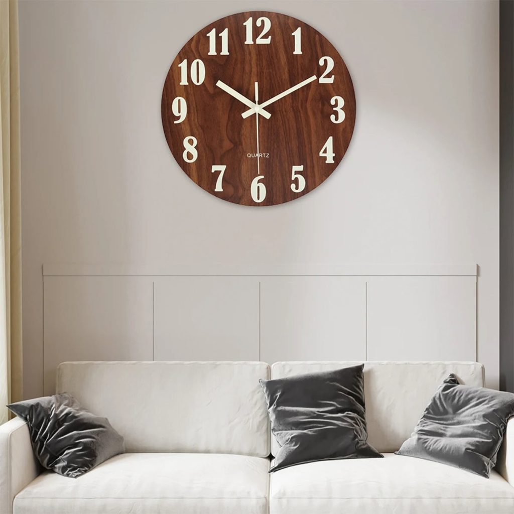 Runde Wanduhr aus Holz mit weißen Ziffern und Zeigern, modernes Dekor für Wohnzimmer oder Büro.