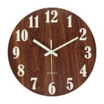 Uhr mit Holzgehäuse und klarer Ziffernblattgestaltung.