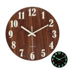 Runde Wanduhr aus Holz mit leuchtenden Ziffern und Quarzwerk, ideal für moderne Inneneinrichtung und Nachtbeleuchtung.