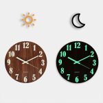 Wanduhr mit Tag- und Nachtanzeige, zeigt die Zeit mit einem Tag- und Nachtsymbol, ideal für wissenschaftliche Dekorationen und moderne Raumgestaltung.