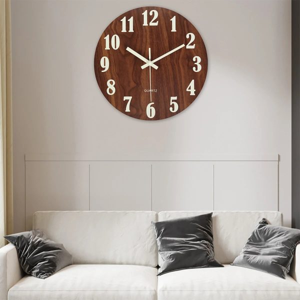Runde Wanduhr aus Holz mit weißen Ziffern und Zeigern, modernes Dekor für Wohnzimmer oder Büro.