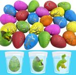 Bunte Ostereier mit Dinosaurier-Figuren im Wasser, ideal für Ostergeschenke und kreative Dekorationen.