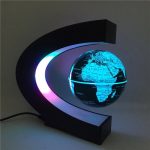 Moderner Globus mit LED-Beleuchtung, der die Erde in Blau zeigt, umgeben von einem stilvollen schwarzen Rahmen, ideal für Wissenschafts- und Dekorationszwecke.