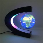 Moderner Globus mit Lichtprojektion, der die Erde zeigt, umgeben von einem schwarzen Rahmen, ideal für wissenschaftliche Dekorationen und Lernzwecke.