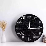 Runde Wanduhr mit schwarzem Hintergrund, verziert mit weißen mathematischen Formeln und Gleichungen, ideal für Wissenschafts- und Mathe-Liebhaber.