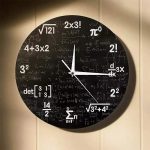 Wanduhr mit schwarzem Zifferblatt, das mit mathematischen Formeln und Gleichungen bedruckt ist, und weißen Zeigern, ideal für Wissenschafts- und Mathe-Enthusiasten.