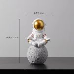 Detaillierte Astronautenfigur auf einer Mondbasis, ideal für Wissenschafts- und Dekorationszwecke, mit goldener Helmkugel und realistischen Details.