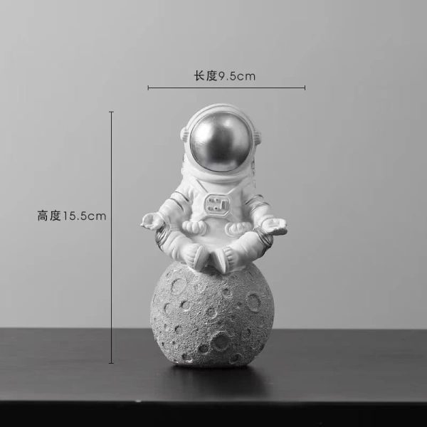 Astronautenfigur in sitzender Position auf einer Mondlandschaft, ideal als Dekoration oder wissenschaftliches Geschenk.