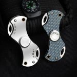 Zwei moderne, wissenschaftlich inspirierte Metall-Objekte mit geometrischem Design, ideal für Dekoration oder als Sammlerstücke, auf schwarzem Stoffhintergrund.