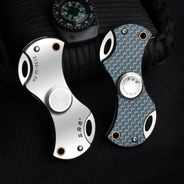 Zwei moderne, wissenschaftlich inspirierte Metall-Objekte mit geometrischem Design, ideal für Dekoration oder als Sammlerstücke, auf schwarzem Stoffhintergrund.