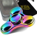 Bunter Fidget Spinner mit schimmerndem, regenbogenfarbenem Oberflächenfinish, ideal für Stressabbau und Konzentration, inklusive Aufbewahrungsbox im Hintergrund.